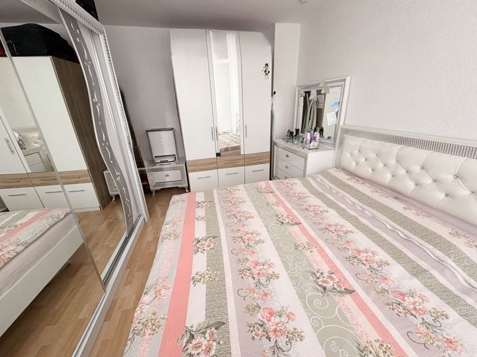 CITYHOUSE: Nowoczesne, odnowione mieszkanie z balkonem do komfortowego życia – Schlafzimmer