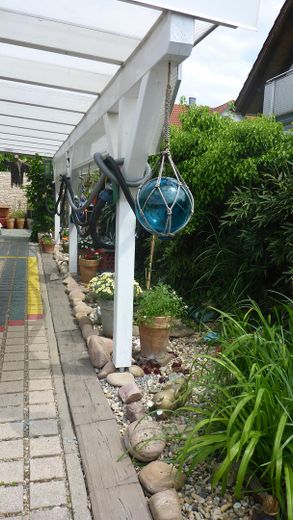 Aussenanlage neben dem Carport