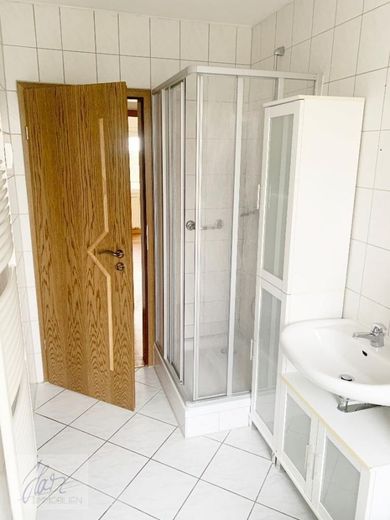 ***AB SOFORT ZU VERKAUFEN*** 1-Raumwohnung mit großzügigem Balkon, Einbauküche und Tageslichtbad mit Dusche – Badezimmer mit Dusche und Möbeln