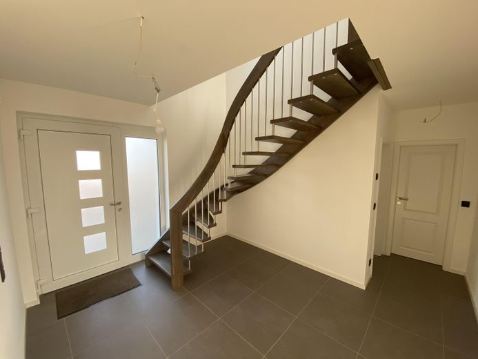 Now at an advantageous price: Modern country house incl. plot & fitted kitchen – hochwertige Bolzentreppe