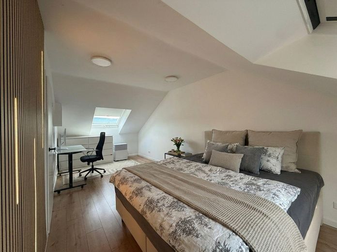 Casa a schiera terminale di lusso | 225 m² | Ristrutturata a nuovo nel 2025 | Classe A+ | FV + Swim Spa – Schlafzimmer DG