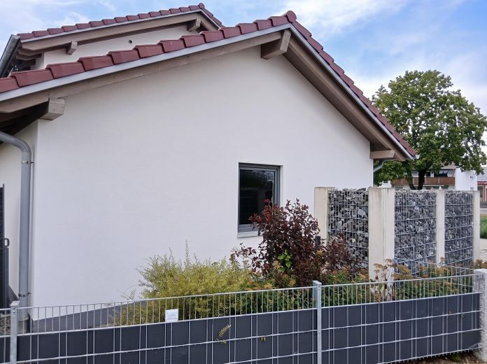 Habiter et travailler : appartement de 5 pièces au rez-de-chaussée avec jardin et bureau/salle de loisirs de 60 m² au sous-sol – Hausansicht