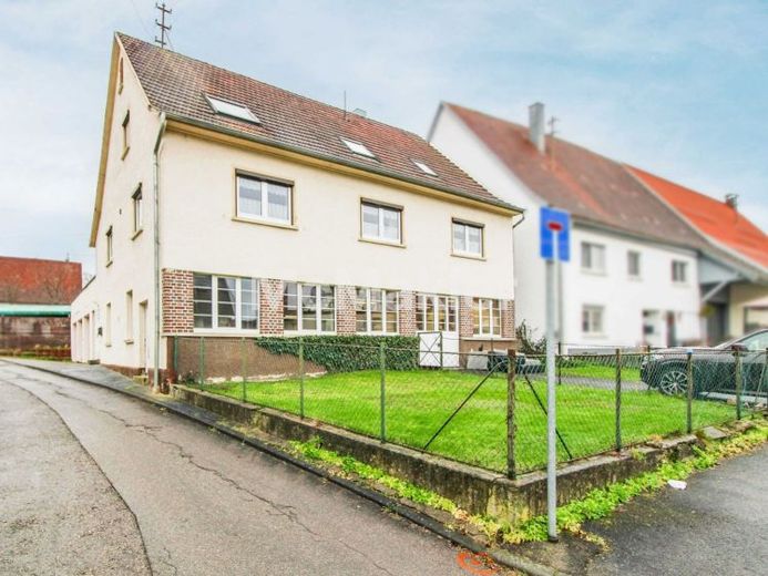 Wohnhaus mit integrierter Werkhalle + schöner Außenbereich + viele Parkplätze – Foto 1