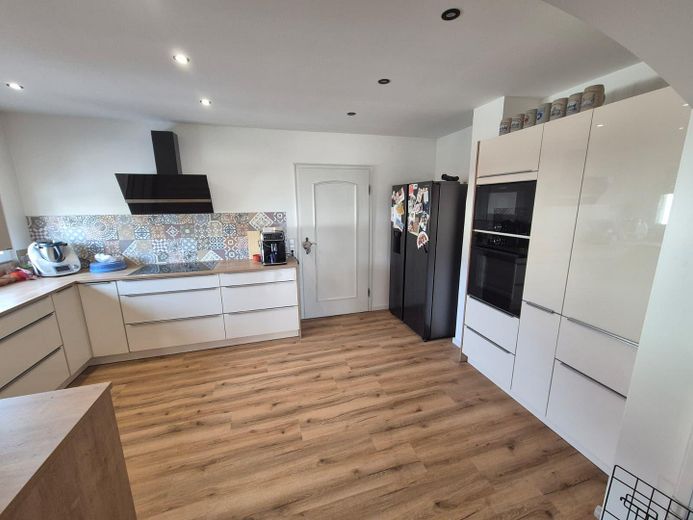 Partially renovated 6-room semi-detached house – Küche Wohnung OG