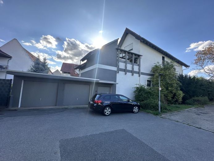 Twee-onder-een-kapwoning -WEG gesplitst-
aparte ingangen, terras, balkon, dubbele garage & mooi perceel. – Foto 1