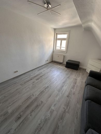 2-Zimmer-Wohnung mit neuwertiger EBK + saniertem Tageslichtbad zentral in Ubstadt – Zimmer 1