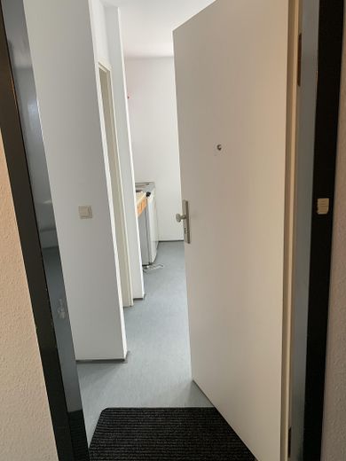 Clever investieren oder selbst einziehen – attraktives Studio-Apartment zum Kauf – Eingang Wohnung 