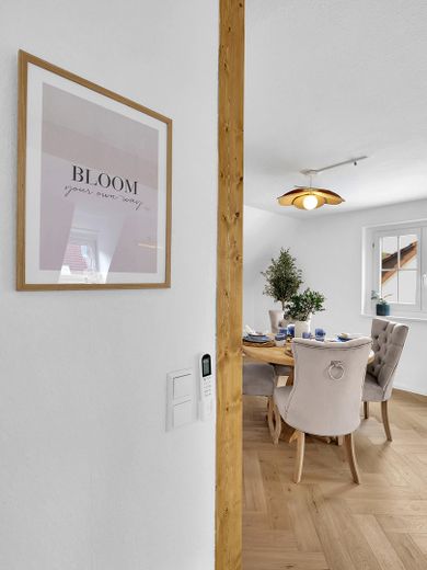 Provisionsfrei: Renovierte Wohnung mitten in Stuttgart mit Blick auf Weinberge und Grabkapelle – Essbereich