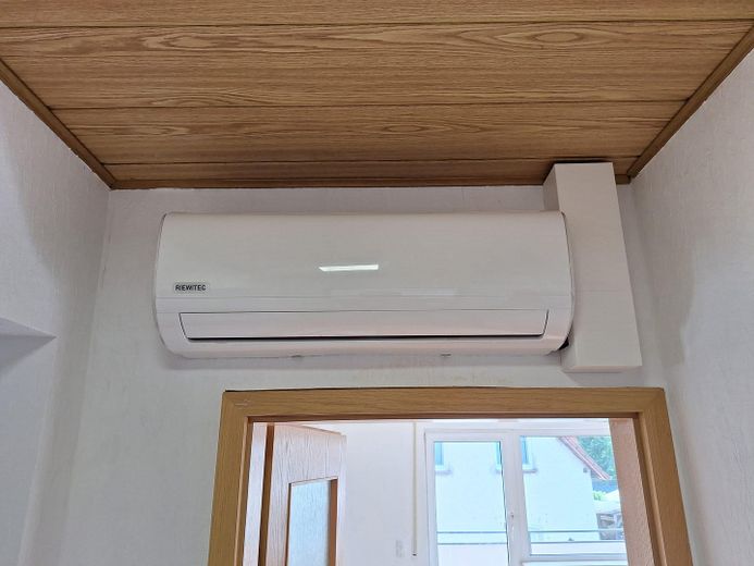 Großzügige 4-Zimmer-Wohnung mit Balkon, EBK & Klimaanlage – Klimaanlage Flur