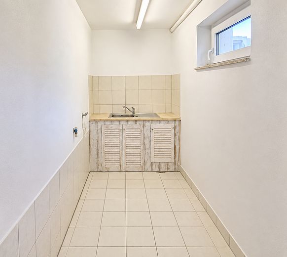 Außergewöhnliches Architektenhaus m. hochwertiger Ausstattung, Wohnkeller u. traumhaftem Südgarten – Waschküche