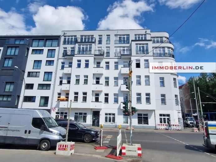 IMMOBERLIN.DE - Ersteinzug nach Sanierung: Sehr charmante Altbauwohnung mit Südbalkon & Lift – Photo 1