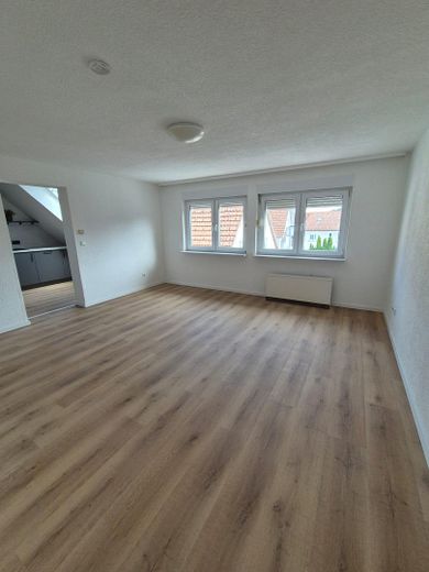 Frisch renovierte 5-Zi.-DG-Wohnung | Balkon | EBK | 85 m² | Schwäbische Alb | provisionsfrei – Wohnzimmer