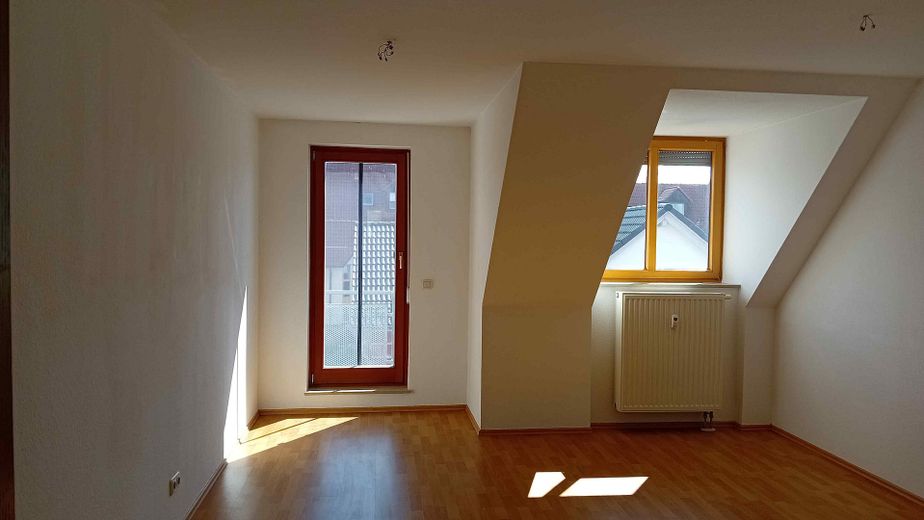 Bellissimo appartamento di 2 locali più studio e posto auto sotterraneo a ER-Tennenlohe – Wohnzimmer