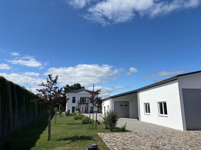 Exklusive Stadtvilla in direkter Wasserlage, Haus am Wasser – Innenhof 