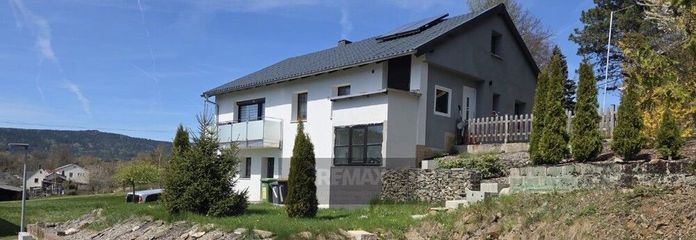 Modernisiertes
Einfamilienhaus mit Wärmepumpe, PV, Garage, Stellplätze und  Einliegerwohnung – Bild 1