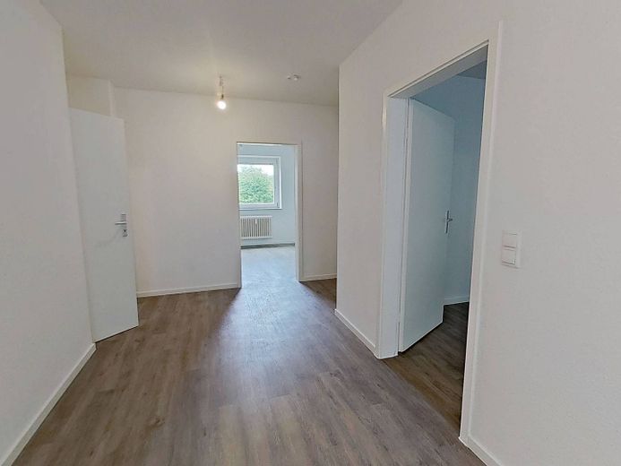 **2 ALQUILERES NETOS GRATIS** Bonito apartamento de 3 habitaciones bien distribuido, con cocina equipada, BALCÓN y bañera – Ansicht III: Flur