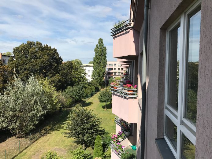 Vivir rodeado de naturaleza en el centro de Berlín | Amplio piso de 2 habitaciones con balcón y plaza de garaje subterráneo | sin comisión – Blick vom Balkon