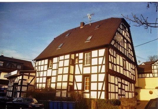 Asbach merkezinde, eski bir yarı ahşap evde, yeni yapı standardında güzel 2 odalı daire – Hausansicht