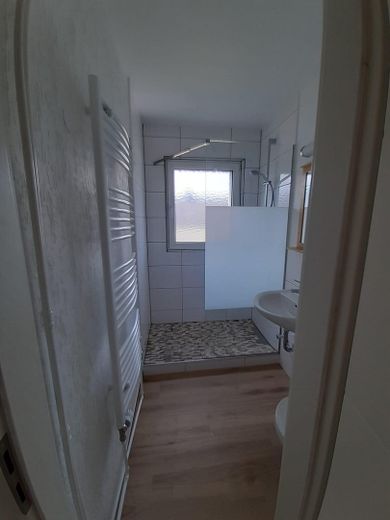 Modernisierte Drei-Zimmer Wohnung in Moers-Repelen, 2. OG – Bad/WC