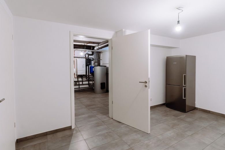 Hochwertige DHH mit Südgarten, PV, Wohnraumlüftung, 2 Wallboxen & ausgebautem Dachgeschoss – Vorratsraum
