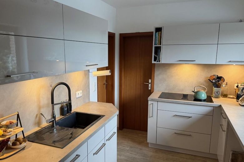 Küche mit Einbaumöbeln