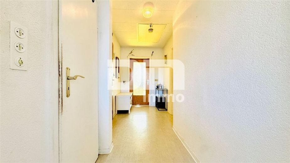 Kompakte Dreizimmer DG Wohnung in gepflegtem Dreifamilienhaus in gesuchter Lage – Flur / Diele / Garderobe