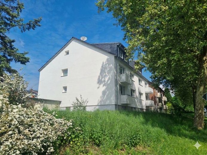Kernsaniertes 6-Familienhaus mit Wärmepumpe, Garagen und Energieklasse A – Seitenansicht-Start