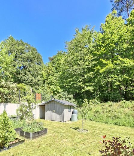 Neuwertige Doppelhaushälfte aus 2021 | sofort bezugsfrei | ruhige Sackgassenlage – Gartenhütte