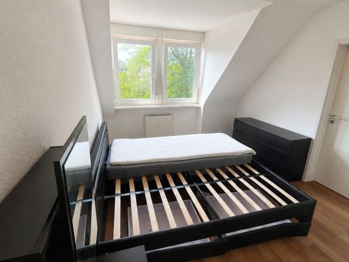 Ludwigshafen'de kiralık, çatı katında, 31qm büyüklüğünde güzel 2 odalı daire – Foto 1