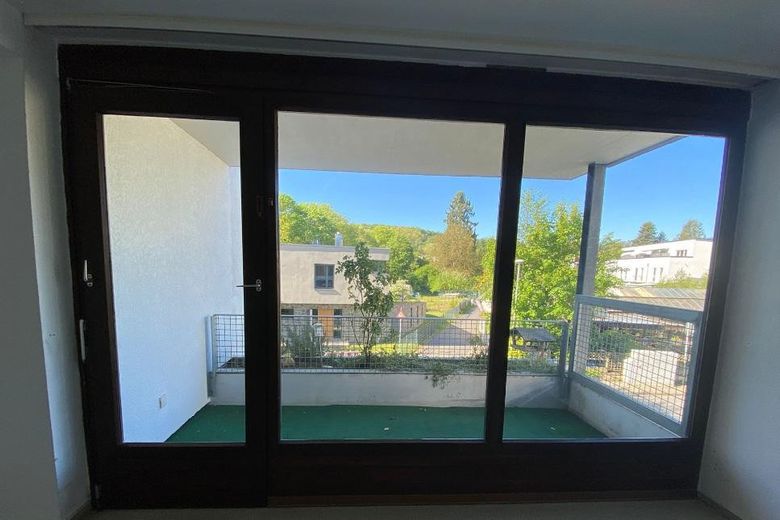 Appartamento moderno di 3 locali con due balconi e nuova cucina componibile – Balkon1
