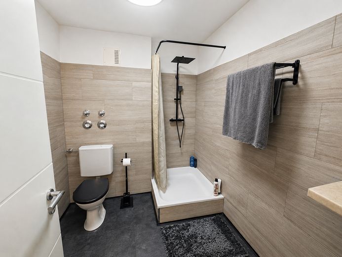 Großzügige 4-Zimmer-Wohnung in Rosenheim mit 2 Bädern & 2 Balkonen – Bad klein
