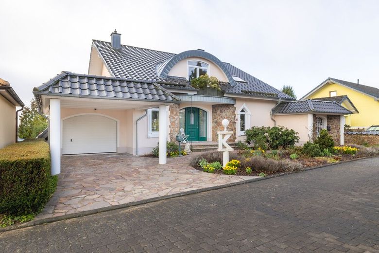 Villa mit Weitblick, Pool, Sauna und Koi-Teich in begehrter Lage von Hochscheid! – Vorderansicht