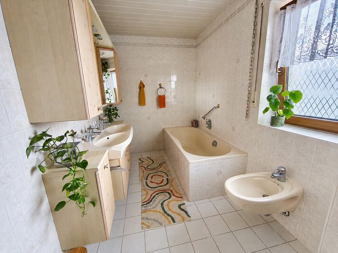 Provisionsfrei - Freistehendes Einfamilienhaus mit großem Garten nahe Stadtplatz und Innauen – Badezimmer mit Wanne