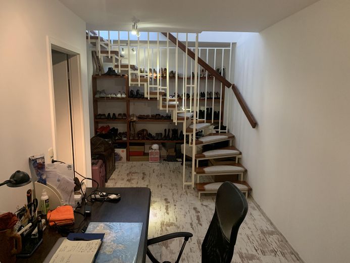 Arbeitszimmer mit großem Regal