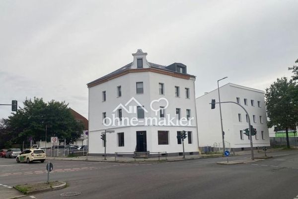 Immeuble commercial complet avec 10 chambres rénovées, un rez-de-chaussée à usage flexible et un potentiel d’aménagement dans les combles