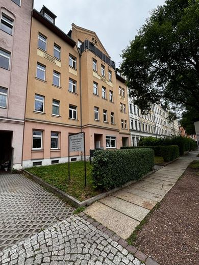 niepowtarzalne, zmodernizowane mieszkanie na poddaszu 2,0 pok. kuchnia z EBK/łazienka z wanną - ok. 55,96m² - Schloßchemnitz – 260706_MW_ETW_Nr.12 DG_rechts_BS8_KMS_Bilder_002_Haus_vorn