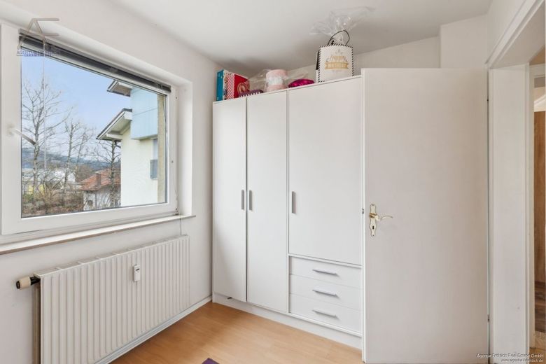 Wohnen, wo andere Urlaub machen - hochwertig renovierte 3-Zimmer-Wohnung nahe Schliersee – Kind_Arbeiten_02