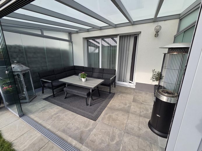 Casa a schiera centrale ben tenuta in posizione adatta alle famiglie a Laudenbach – Terrasse / Kaltwintergarten 