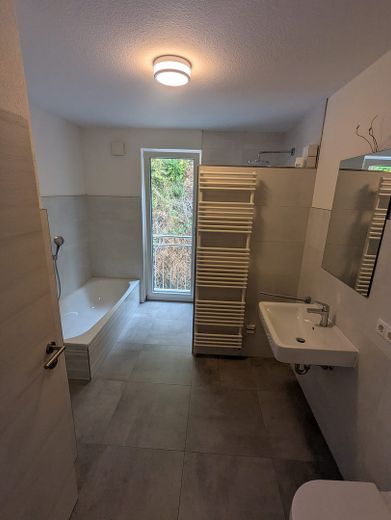 Helle 2 Zimmer-Wohnung mit Stellplatz & Balkon in Oberschopfheim – Badezimmer