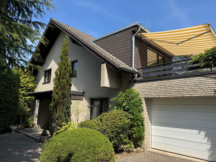 Beaucoup d’espace pour vos projets et rêves, spacieuse maison individuelle avec appartement indépendant à Cologne-Hahnwald – Hausansicht