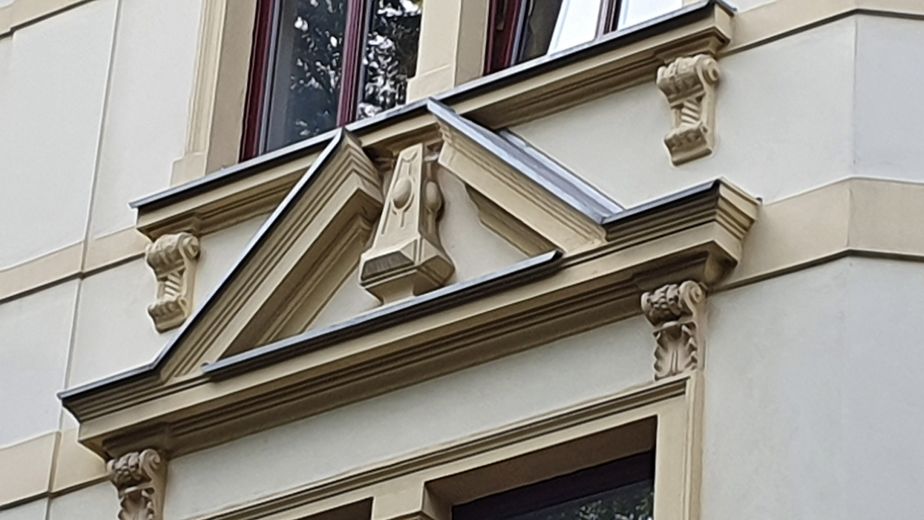 Attraktives MFH mit 7 WE topsaniert am Park der Generationen in 08468 Reichenbach – Fassade - Detail