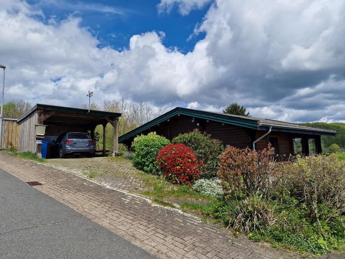 Frontansicht mit Carport