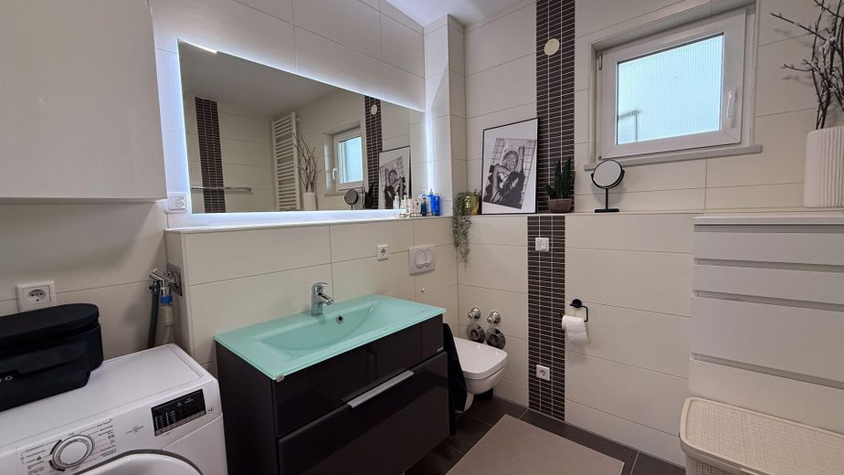 Bad mit Fenster 7,08qm