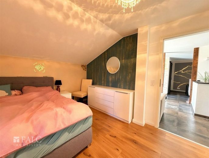 Zweifamilienhaus - Familienfreundlich mit großem Grundstück – OG-Schlafzimmer