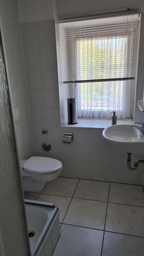 Selten angebotenes Ensemble mit zwei Häusern, Gewerbehalle und großem Grundstück! – Büro Bad