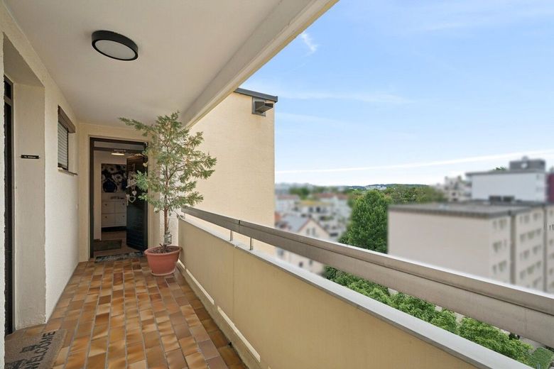 Großzügige 3-Zimmer-Maisonette in Landshut mit Loggia, Aufzug und Tiefgaragenstellplatz inklusive – Zugang Wohnung