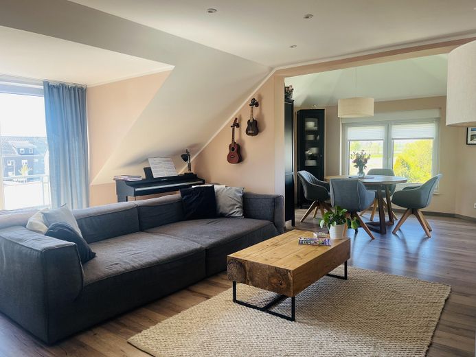Provisionsfrei: Helle Maisonette mit Erker, Garage & Südbalkon in Salzgitter Fredenberg – Wohnzimmer 1
