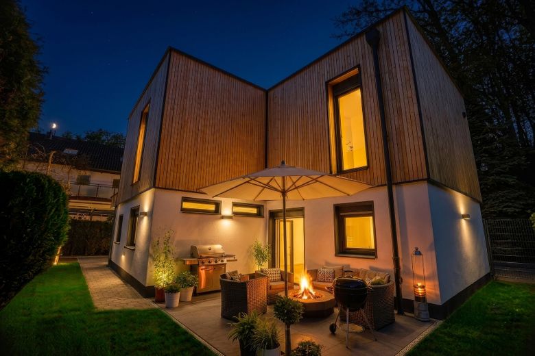 Freistehendes Designhaus am Wald | hochwertig modernisiert , einzugsbereit | 7 Stellplätze – KI_A_Terasse_bei_Nacht