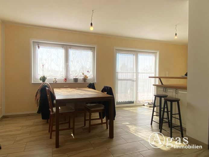 Modernes Einfamilienhaus mit Garage und großem Garten in Seenähe – Wohn-Essbereich