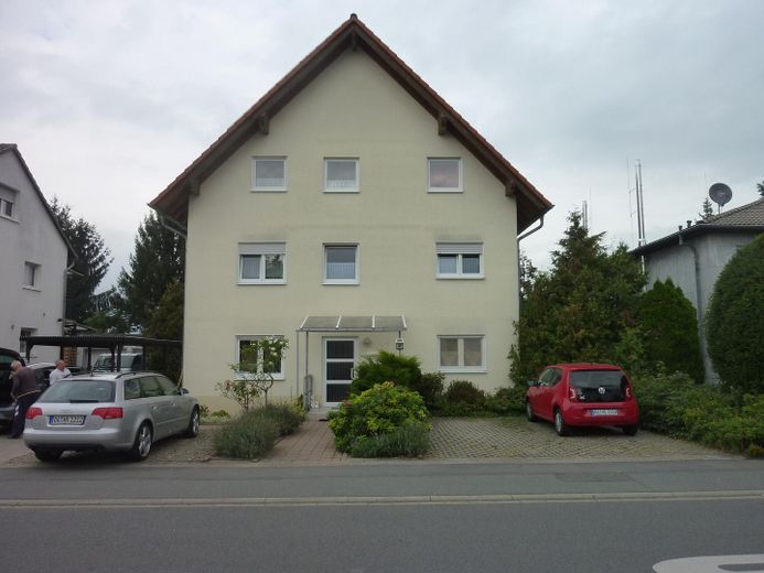 3 Zimmer, Küche Bad und WC im 1. OG eines MFH in Pfungstadt – Ansihr von der Strassenseite